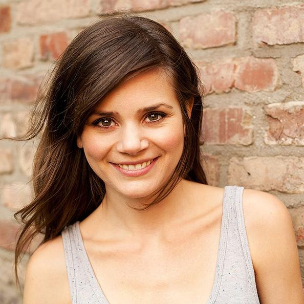 Porträtfoto von Joyce vor einer Steinmauer