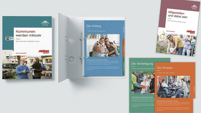 Foto von dem Ordner des Praxishandbuchs und einiger Broschüren