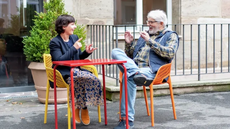 Ein Mann und eine Frau unterhalten sich in Gebärdensprache.