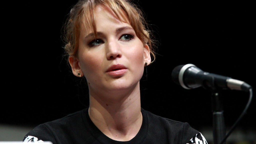 Jennifer Lawrence bei einem Auftritt am Mikro