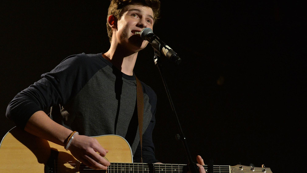 Shawn Mendes mit Gitarre auf der Bühne