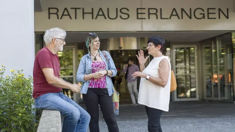 Eine Gruppe Gehörloser vor dem Rathaus in Erlangen.