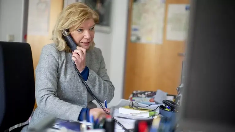 Eine Frau betreut die Telefon-Hotline in Schwäbisch Gmünd.