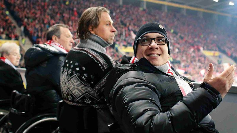 Ein Mann im Rollstuhl im Fussball Stadion