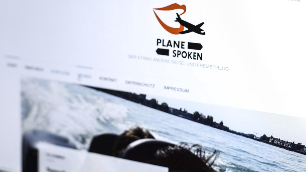 Ein Foto, das die Startseite von Simones Blog "Plane Spoken" zeigt.