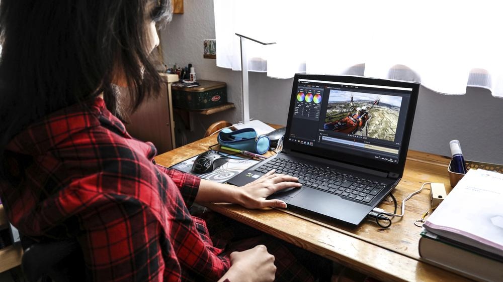Simone sitzt an ihrem Schreibtisch vor dem Laptop.