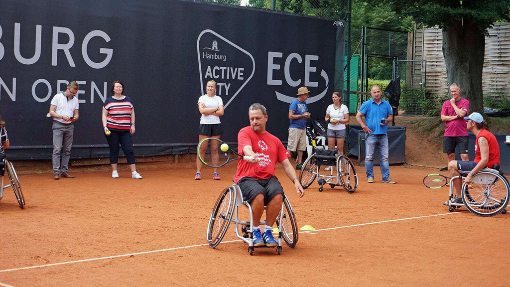 Inklusiver Tennisworkshop auf dem Sandplatz