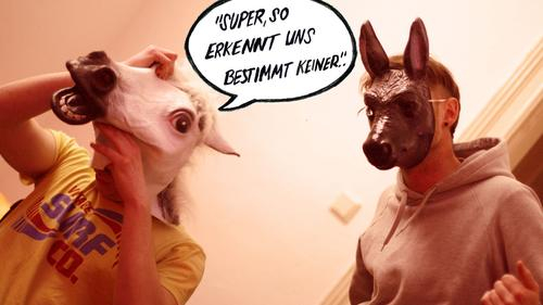2 junge Leute mit Tiermasken auf dem Kopf, dazwischen eine Sprechblase mit dem Schriftzug: Super, so erkennt uns bestimmt keiner.