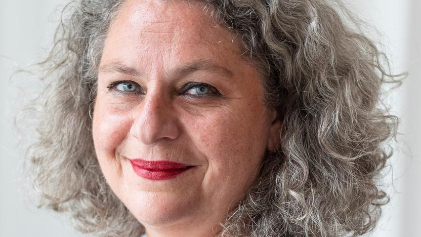 Porträt einer lächelnden Frau in mittlerem Alter