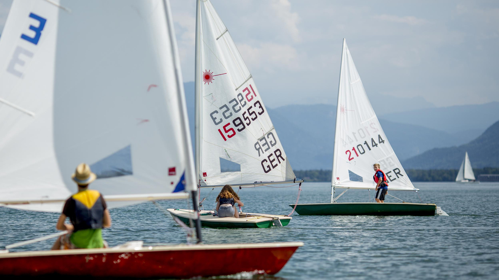 Mehrere Segelboote in verschiedenen Größen auf dem Chiemsee.