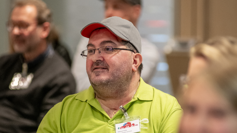 Mesut Sola sitzt bei einer Veranstaltung im Publikum