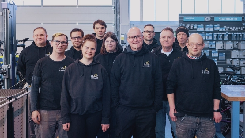 Gruppenbild von Mitarbeiter*innen einer Fahrradwerkstatt