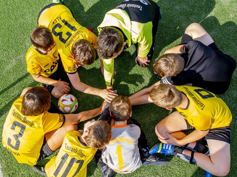 Die Spieler des Fußballvereins Teutonia Überruhr legen ihre Hände im Kreis übereinander