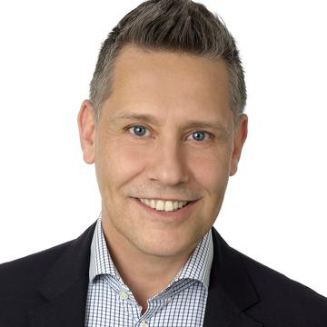 Porträtfoto Stefan Burkhardt, kurze Haare, blaue Augen, Ende 40