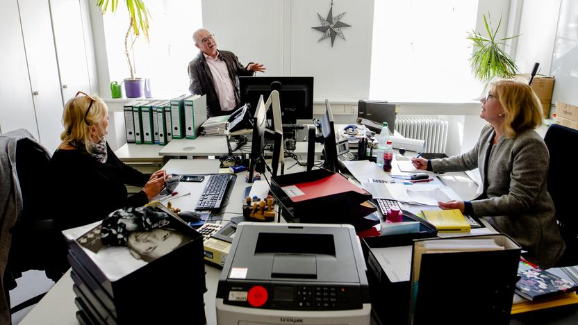 Zwei Frauen und ein Mann in einem Büro unterhalten sich