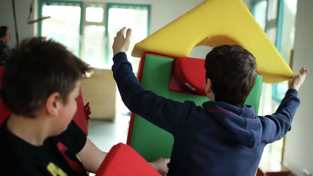 Kinder bauen einen Turm aus Stoffbausteinen