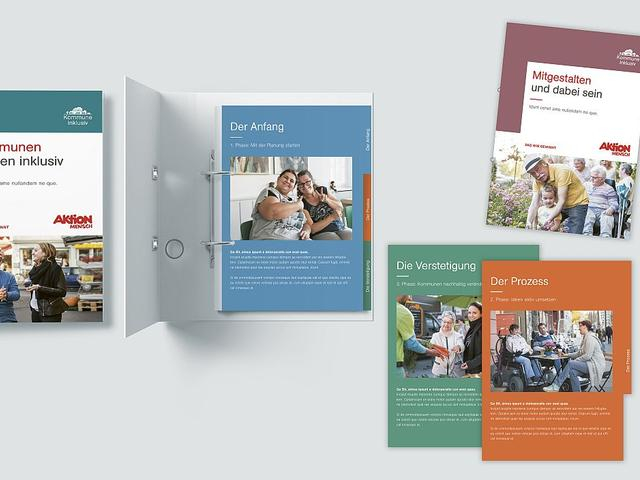 Foto von dem Ordner des Praxishandbuchs und einiger Broschüren