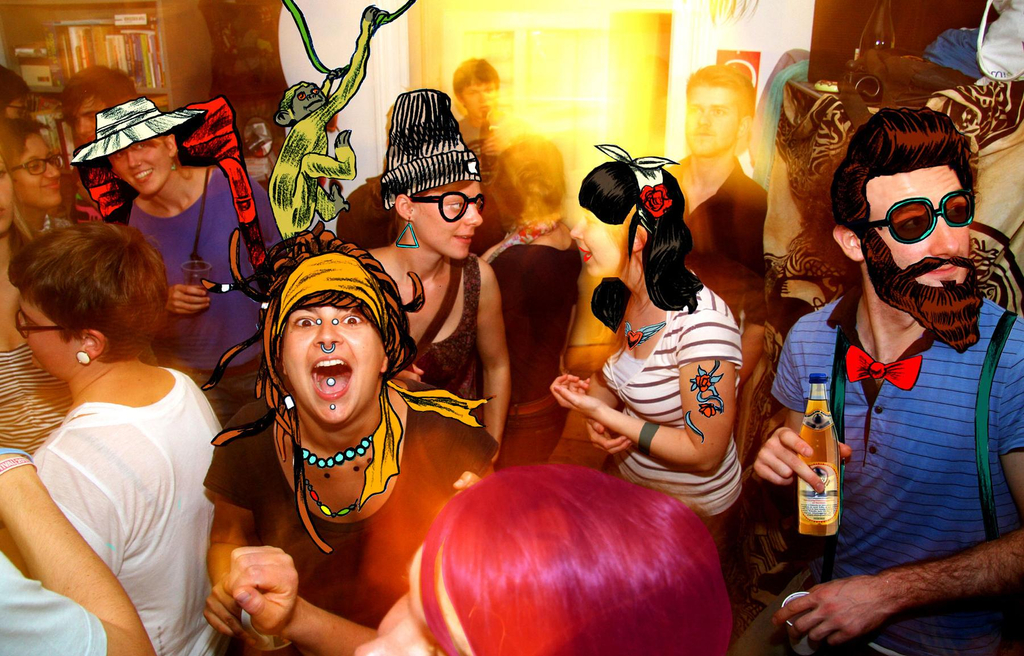 Partyfoto mit jungen tanzenden Leuten, mit Farbe wurden einigen Personen nachträglich Haare, Bärte, Hüte oder Brillen gemalt.