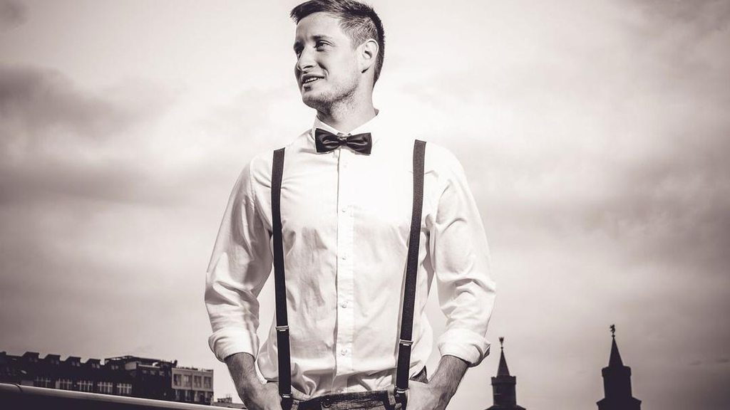 Makera mit Fliege, weißem Hemd und Hosenträgern