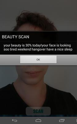Handydisplay: Junger Mann mit kurzen braunen Haaren, nicht zu sehen, weil vor dem Gesicht Infofelder mit Text vom Handy eingeblendet sind.