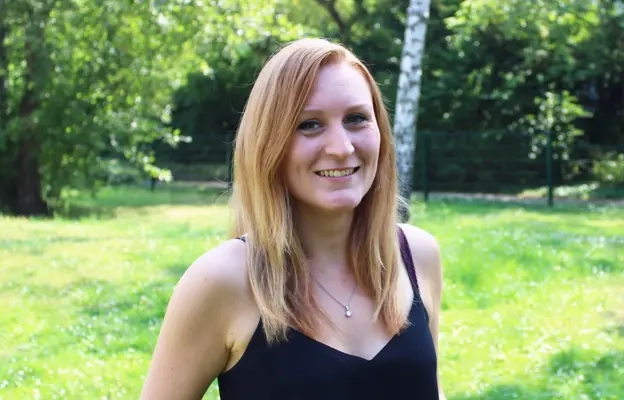 Porträt einer rothaarigen Frau. Darunter das Zitat: "Mein größter Traum ist ein Ferienhaus in Schweden am Meer, wo ich meine Urlaube verbringen kann." Eileen, 22, Auszubildende