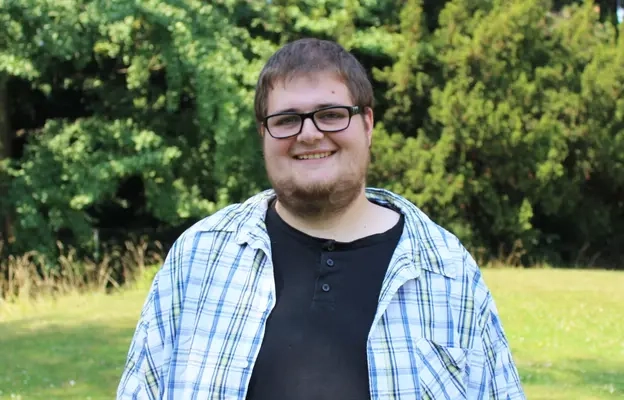 Porträt eines jungen Mannes. Darunter das Zitat: "Mein größter Traum ist es, ein Studium zum Synchronsprecher zu beginnen." Kevin, 23, Auszubildender 