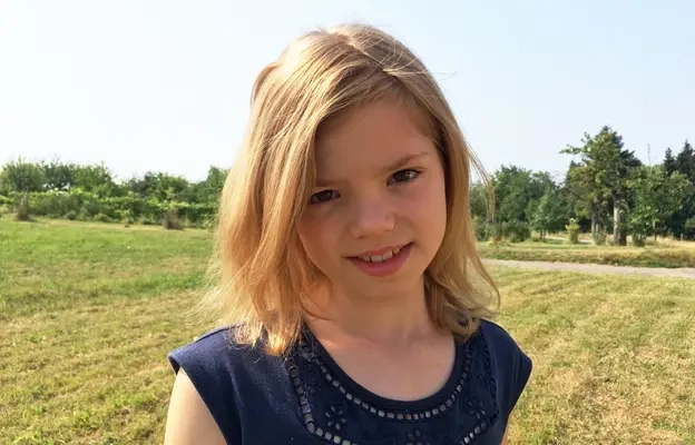 Porträt eines blonden Mädchen. Darunter das Zitat: "Ich wünsche mir eine friedliche Welt." Léonie, 10 Jahre