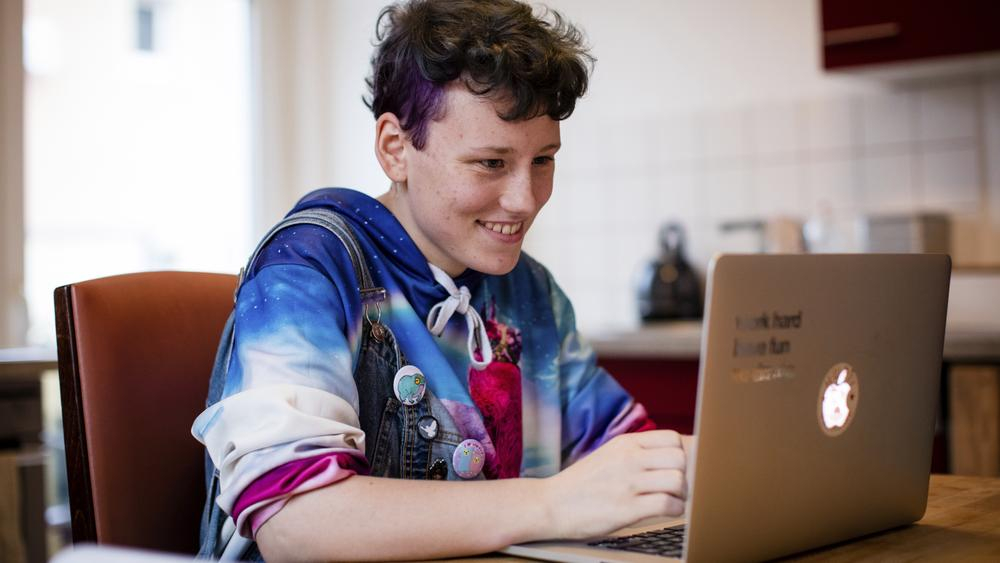 René tippt am Laptop.