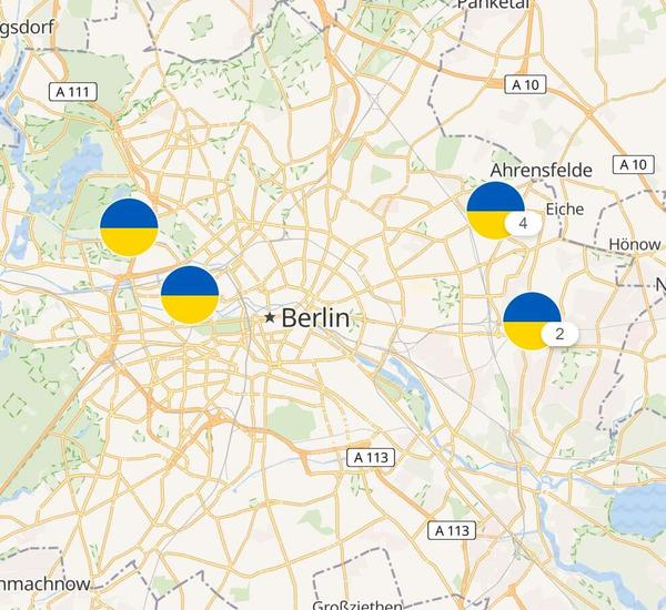 r Ausschnitt eines Landkartenbereichs rund um Berlin. An unterschiedlichen Stellen auf der Karte sind Markierungen in den Farben der ukrainischen Flagge abgebildet.
