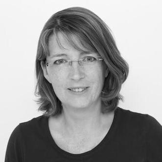 Porträt Ute Kaufmann, Anfang 40, schulterlange dunkelblonde Haare, Brille