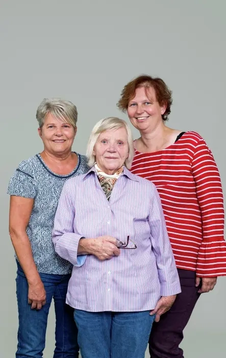 Drei Frauen schauen in die Kamera