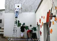 Menschen gestalten eine Fassade