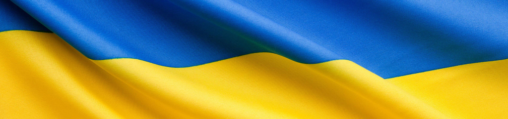 Das Bild einer wehenden, ukrainischen Flagge.