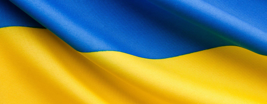Das Bild einer wehenden, ukrainischen Flagge.