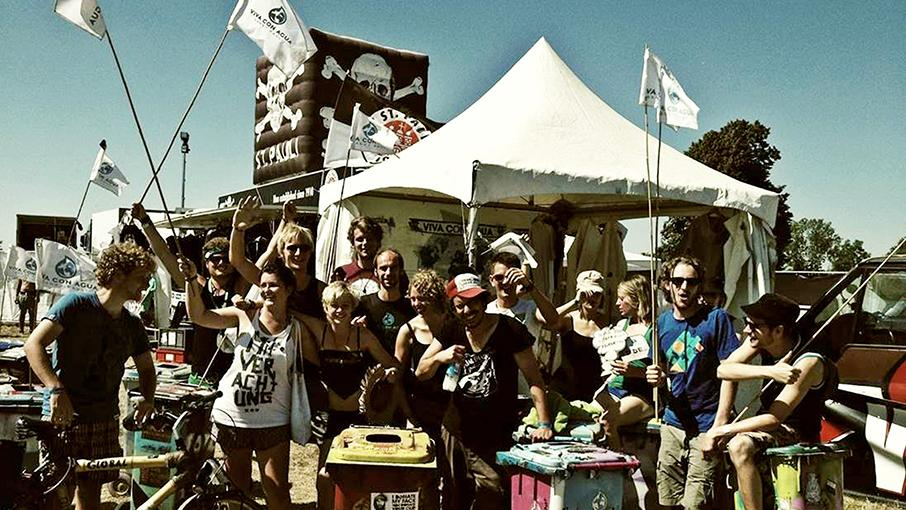 Festivalzelt von Viva con Agua mit einer Gruppe von ehranamtlichen Helfern.