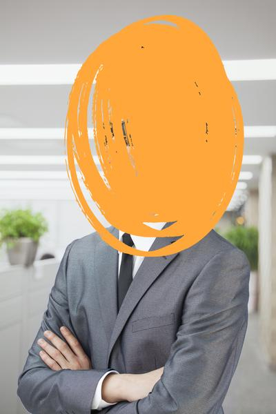 Anzugträger, Kopf übermalt.