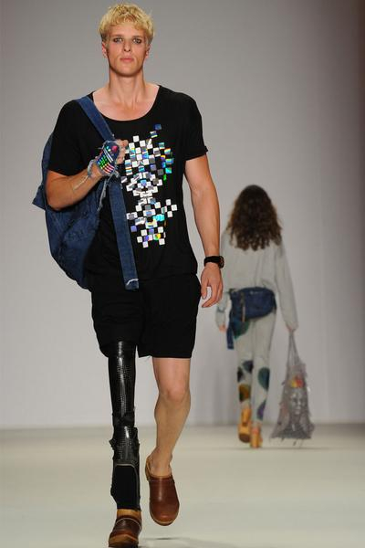 Mario Galla, Model mit Beinprothese, auf dem Laufsteg