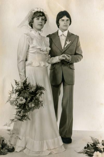 Altes Hochzeitsbild mit Braut und Bräutigam.