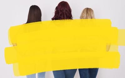 Drei Frauen von hinten, von denen nur die Köpfe sichtbar sind. Oberkörper übermalt.